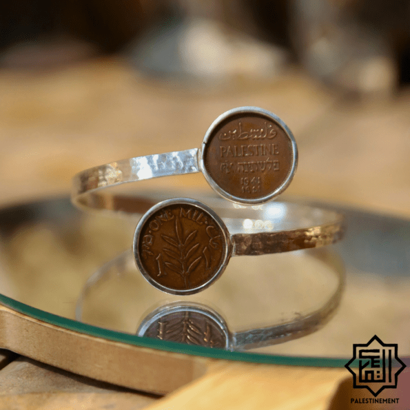 Bracelet avec deux pièces de monnaie