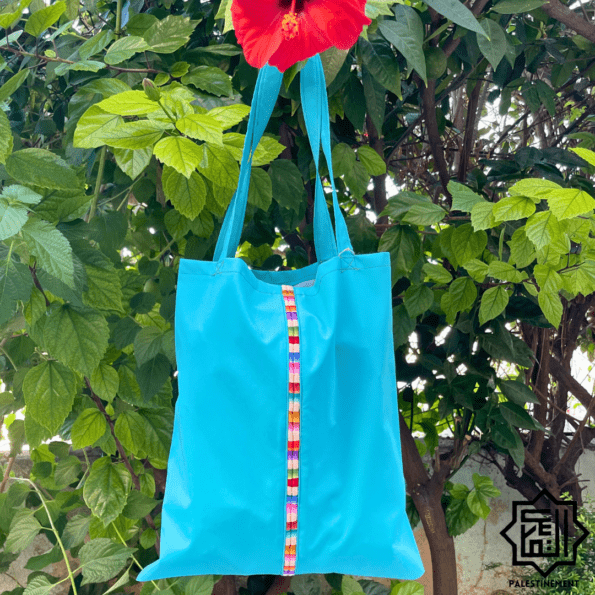 Tote bag turquoise fait à la main par Sarah en broderie palestinienne traditionnelle de Nablus