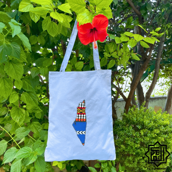 Tote Bag Artisanal Bleu Clair – Broderie Palestinienne Traditionnelle par Sarah