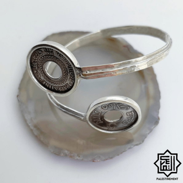 Bracelet avec deux pièces de monnaie