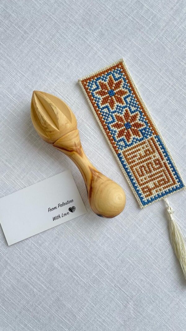 Olive Wood Lemon Squeezer - Image 2
