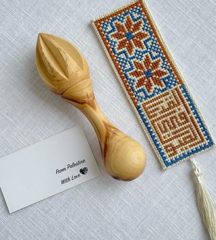 Olive Wood Lemon Squeezer - Image 2