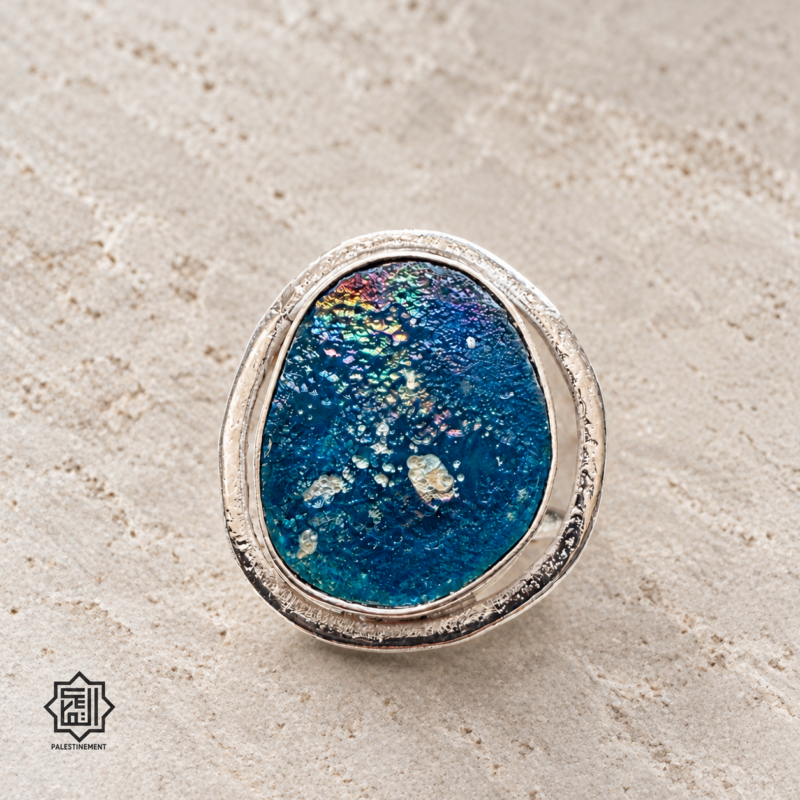Bague à cabochon irisé sur fond grège-1